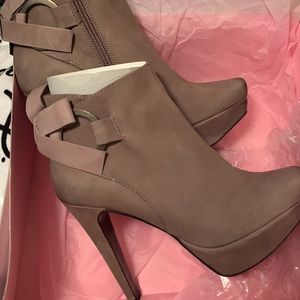 Steve Madden Kyllie Grey Heeled Ankle Boot w/ Side Zip & Bow Trim. Size 6 NIB
